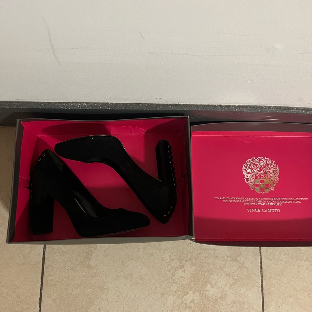 heeled shoes,Vince Gamuto, never been used,black colour,size 6,5